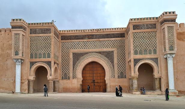 Das Bab Mansour Tor in Meknes, Marokko.