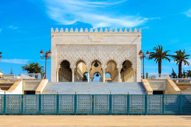 View of the snow-white Mausoleum of Mohammed V against the blue sky. Rabat, Morocco Blick auf das schneeweiße Mausoleum von Mohammed V vor dem blauen Himmel. Rabat, Marokko.