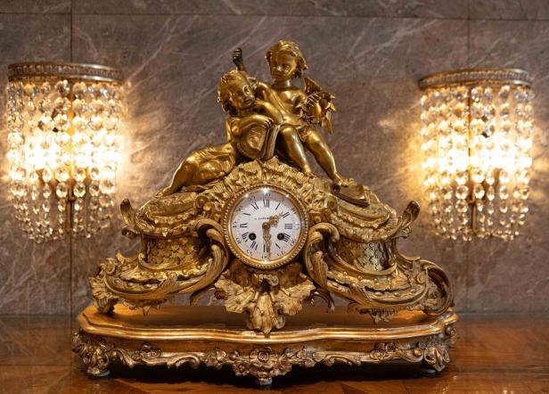 Eine vergoldete antike Uhr mit zwei Puttenfiguren als Verzierung.
