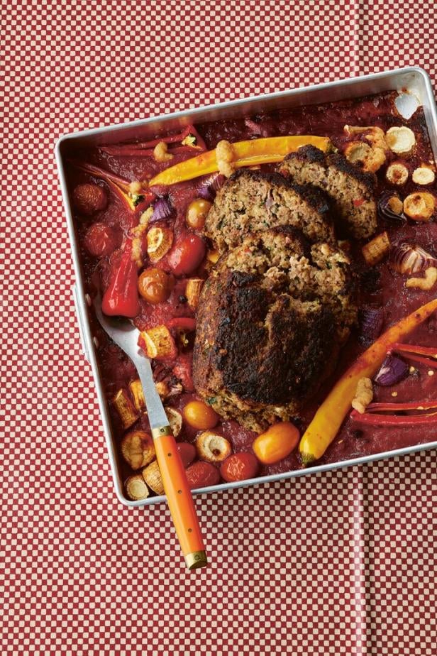  „Hackbraten“ mit Ofengemüse aus dem Kochbuch "Natürlich Maria" von Sterneköchin Maria Groß