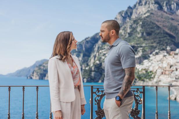 Jesse Williams in der Serie „Hotel Costiera“.
