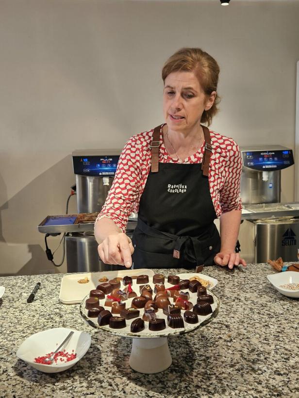 Nataša Mikelj erzeugt Pralinen und Schokoladen.