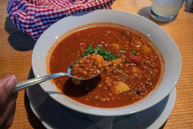 veganer Linseneintopf in Suppenteller