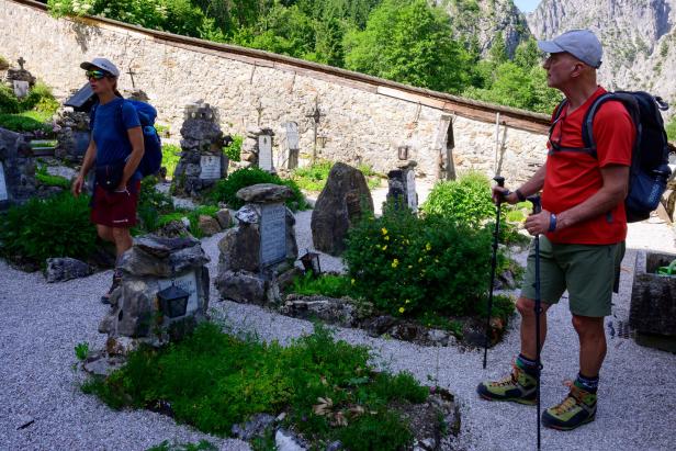 Wanderer am Bergsteigerfriedhof von Johnsbach