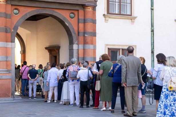 Menschen stehen für die freizeit.live-Veranstaltung in der Hofburg Schlange.