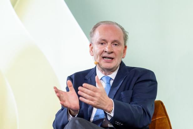 Autor Ferdinand von Schirach beim Interview, er gestikuliert