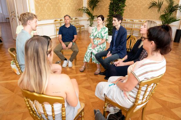 Breathwork & Yoga Masterclass: Auf der Suche nach innerer Ruhe, Entspannung und Klarheit mit Manuel Neumann, dem erfahrenen Yogalehrer und Gründer des Osmose Yoga Studios. 