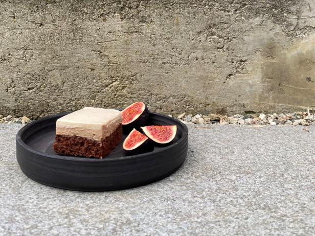 Ein Teller mit einem Stück Nougat-Schnitte.