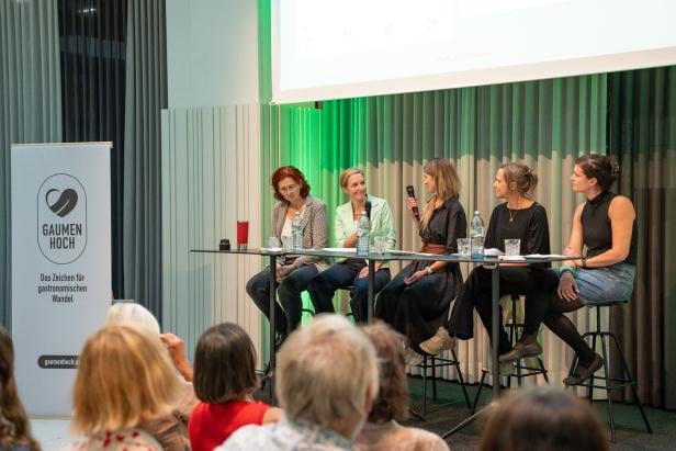 Von li.: S. Stagl, M. Penker, „Gaumen Hoch“-Gründerin und Moderatorin A. Seyer-Gmeinbauer, B. Holzer-Rappoldt, E. Zoubek.
