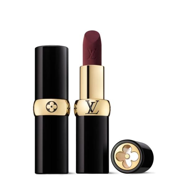Ein geöffneter Louis Vuitton Lippenstift in Schwarz und Gold mit burgunderfarbener Mine.