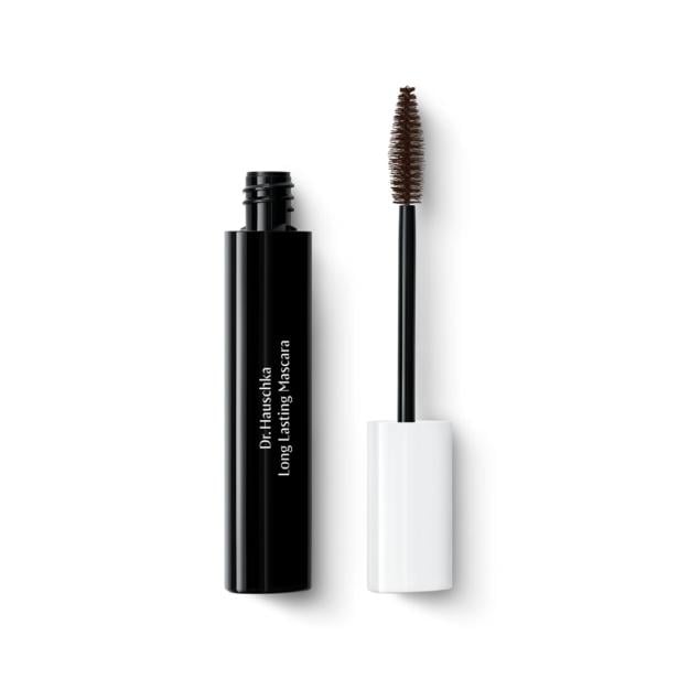 Eine geöffnete „Dr. Hauschka Long Lasting Mascara“ liegt vor einem weißen Hintergrund.