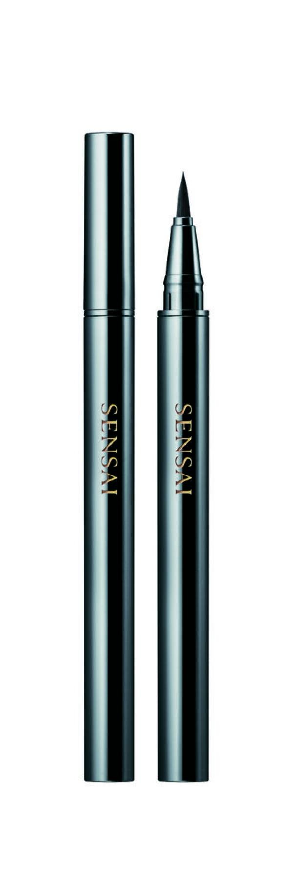 Ein schwarzer Eyeliner von Sensai mit geöffneter Kappe.