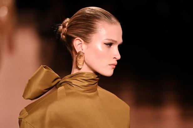 Ein Model präsentiert ein Outfit von Saint Laurent auf der Pariser Fashion Week Herbst/Winter 2025-2026.