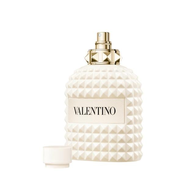 Ein weißer Valentino-Parfumflakon mit goldenen Akzenten und abgenommener Kappe.