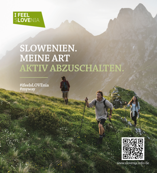 Eine Gruppe von Menschen wandert auf einem Berg.