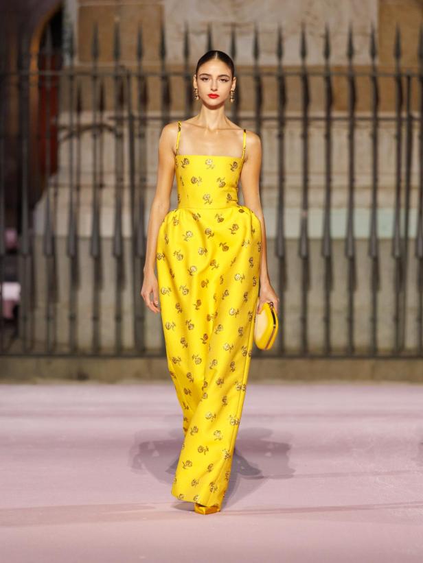 Model in gelbem langem Kleid auf Laufsteg