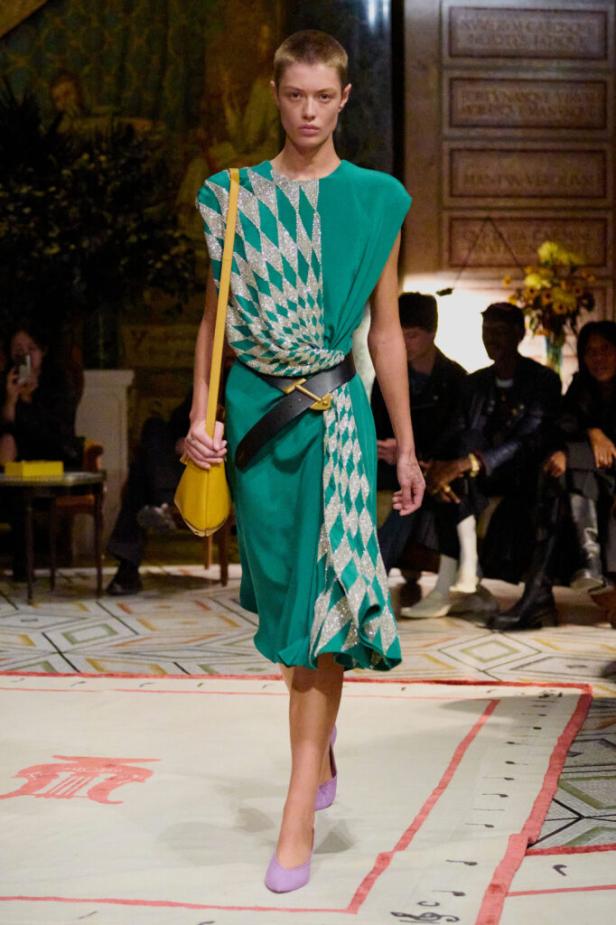 Model in Kleid für Versace