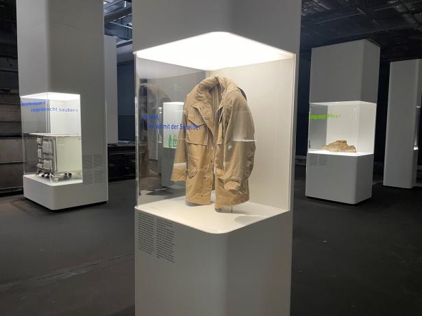 Jacke von Tatort Kommissar Horst Schimanski in einer Vitrine im Museum