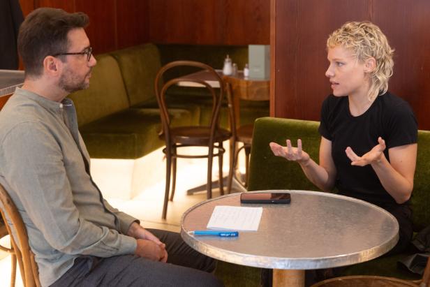Julia Franz Richter beim Interview mit Redakteur Alexander Kern