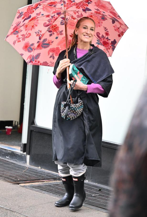 Sarah Jessica Parker trägt bei den Dreharbeiten von „And Just Like That“ schwarze Hunter Boots.