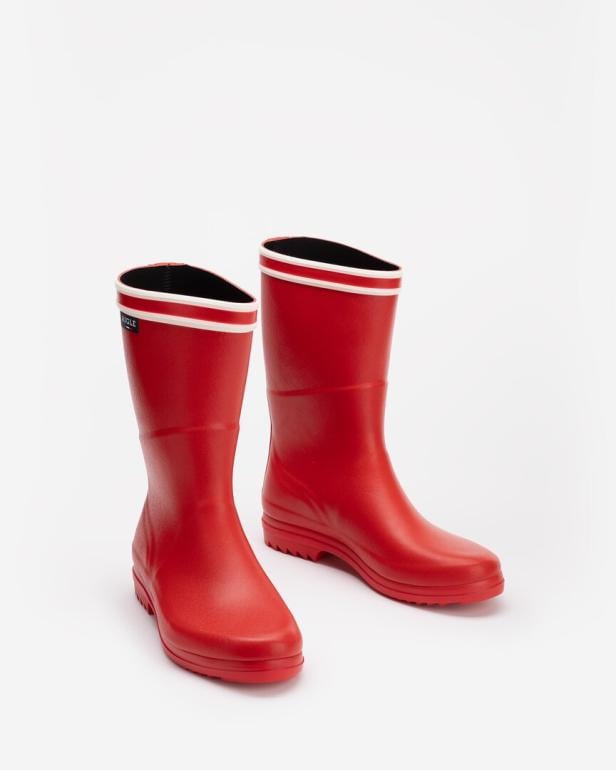 Rote Gummistiefel im urbanen Stil von der französischen Marke Aigle