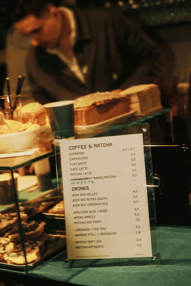 Eine Getränkekarte auf der Kuchentheke.