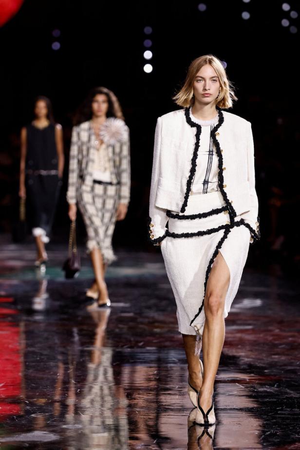 Laufsteg-Bild: Der weiße Cardigan der Prêt-à-porter-Show Chanel ist um 8.800 Euro zu haben.