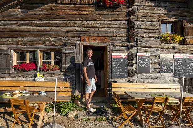 Besitzer Kressl vor der Zwieselalmhütte