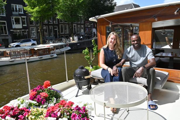 Kelsey (l.) mit ihrem Partner an Deck ihres Hausboots.