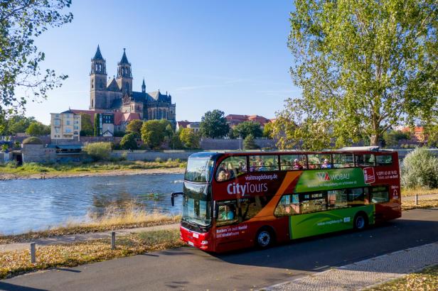 Ein Citybus bei einer Stadtrundfahrt in Magdeburg. 
