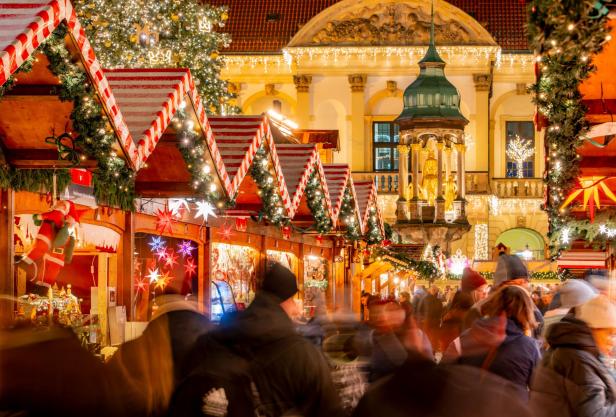 Weihnachtsmarkt in Magdeburg mit festlich geschmückten Ständen und Lichtern in der winterlichen Atmosphäre.