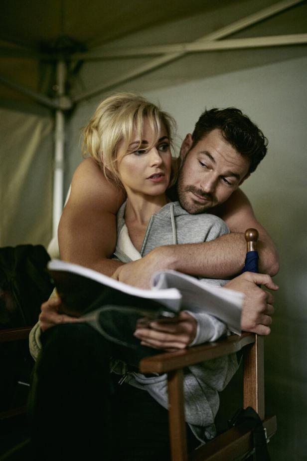 Schauspieler Silvia Schneider und Paul Pizzera