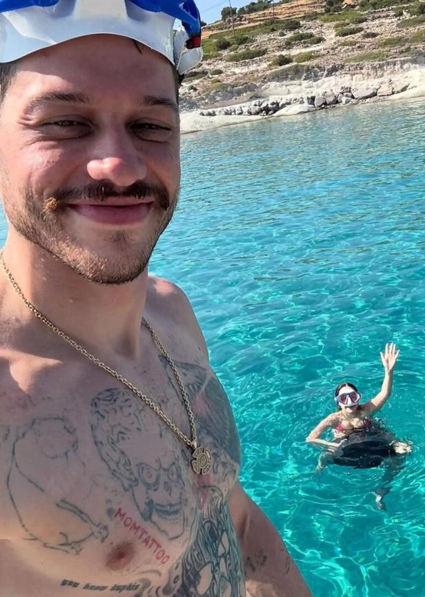 Pete Davidson arbeitet seit 5 Jahren daran, sich seine Tätowierungen entfernen zu lassen