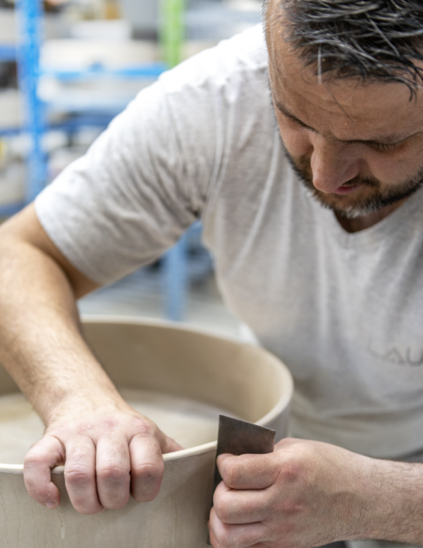 Sorgfältige Handarbeit trifft Hightech: In Gmunden entstehen klimaneutral gefertigte Designprodukte. Sorgfältige Handarbeit aus Gmunden – klimaneutral gefertigt