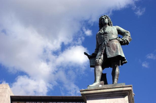 Ein Denkmal von Georg Friedrich Händel vor dem Hintergrund eines blauen Himmels. 