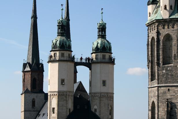 Türme vor einem klaren und wolkenlosen Himmel.