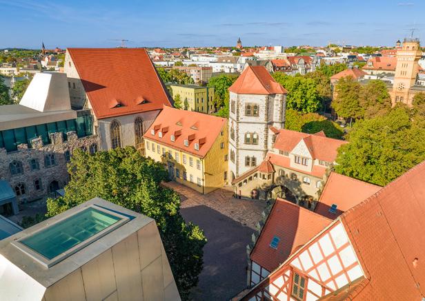 Panorama einer Stadt, das Kunstmuseum zeigt.