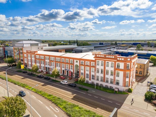 Aerialansicht der Schokoladenfabrik, umgeben von städtischer Architektur und Straßen.