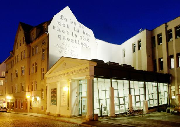 Ansicht des Neuen Theaters, das sich durch seine elegante Fassade auszeichnet.