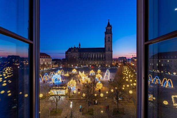 Weihnachtslichter erleuchten die Straßen der Stadt Magdeburg, Deutschland, und schaffen eine festliche Atmosphäre.