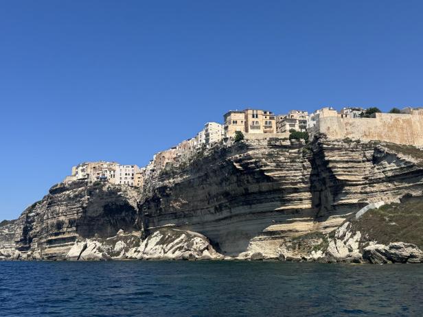 Bonifacio thront hoch oben auf den hellen Kalksteinklippen Bonifacio thront hoch oben auf den hellen Kalksteinklippen