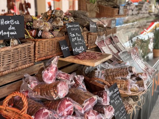 Markt in Ajaccio mit zahlreichen regionalen Produkten Markt in Ajaccio mit zahlreichen regionalen Produkten