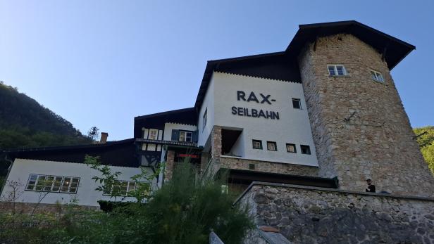 Talstation der Rax-Seilbahn. Talstation der Rax-Seilbahn.
