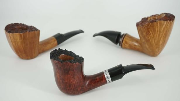 Drei Modelle mit Naturkante, von Lorenz-Pfeifen