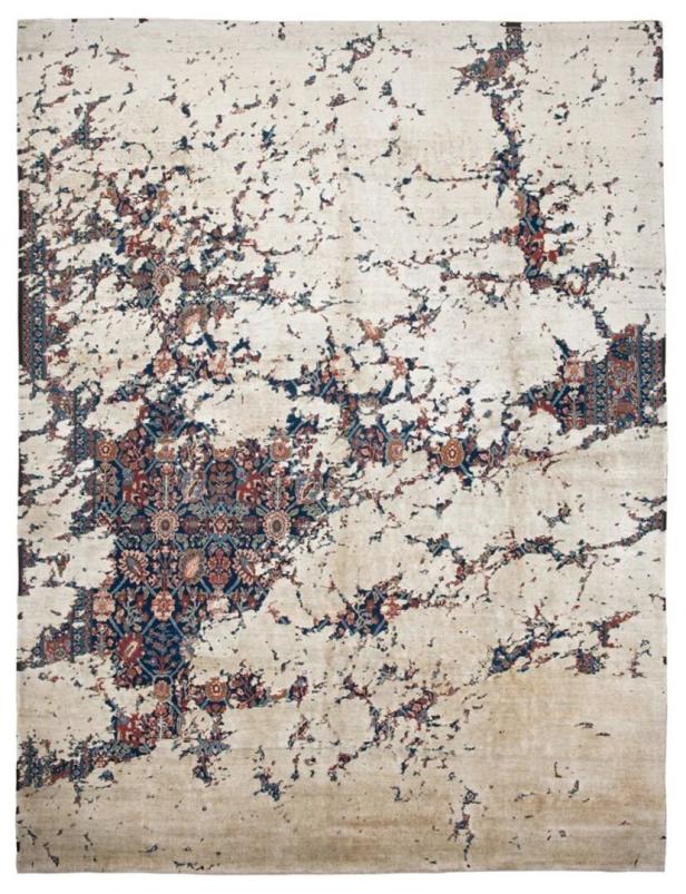 Ein gewollt alt aussehender Teppich - altes Muster schaut hervor, ein großer Teil wirkt abgewetzt.