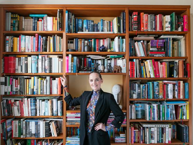 Eva Poleschinski und ihre Bibliothek