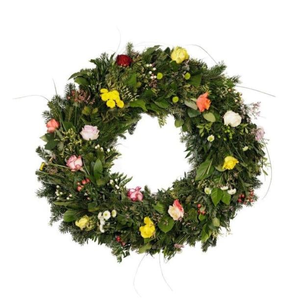 Der „proNatur Kranz“ besteht aus einer Strohunterlage und ist mit Blumen umwickelt von der Gärtnerei Friedhöfe Wien