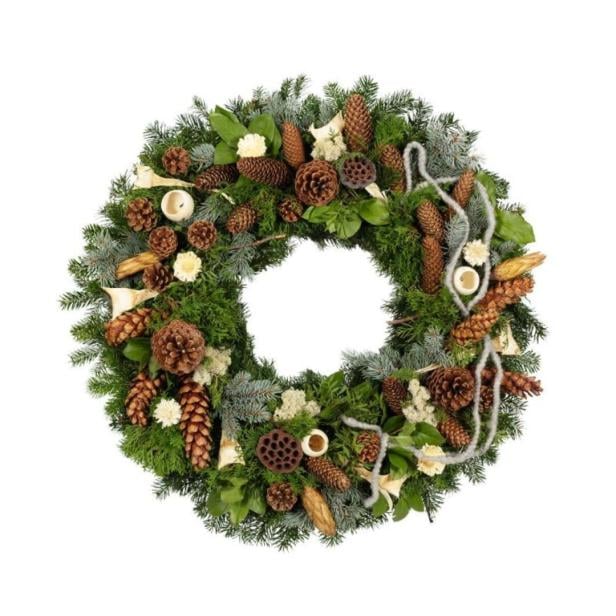 Waldkranz, geschmückt unter anderem mit Bockerln, Zapfen und Distelblüten