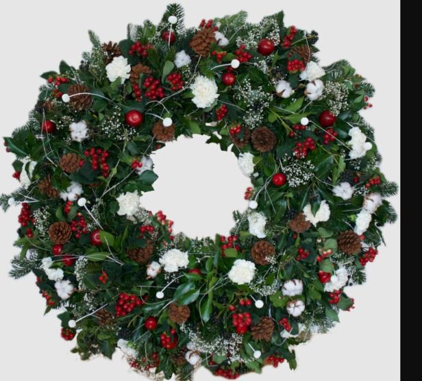 Der winterliche Biedermeierkranz „Erinnerung“ aus Blumen und Beiwerk in gedeckten, edlen Farben von Benu. 