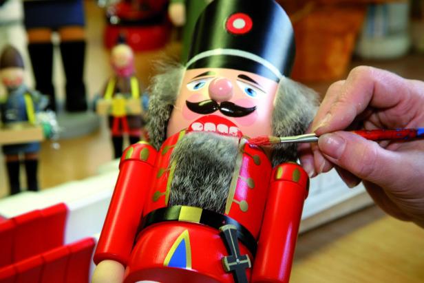 Eine Weihnachtsfigur wird bemalt 